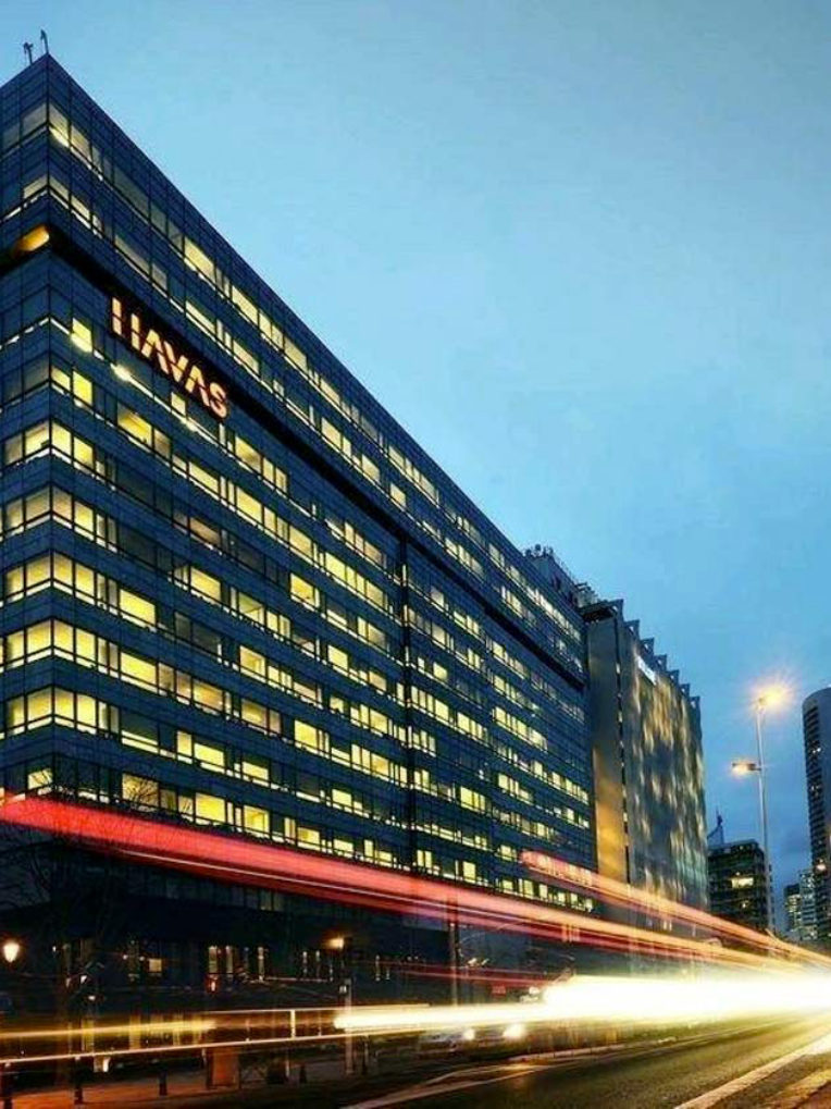 Façade du siège de Havas éclairée de nuit
