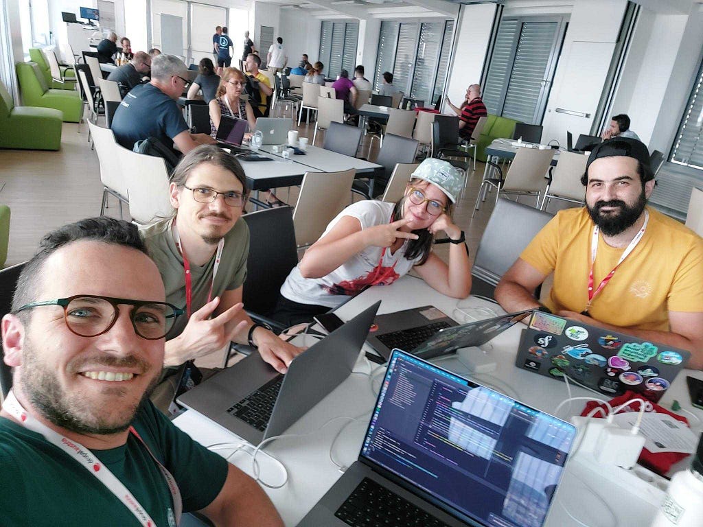 La team en pleine contribution