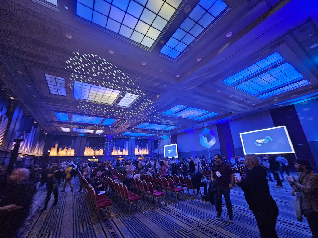 Photo de la grande salle de conférence de ce forum