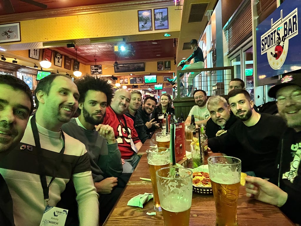 Photo de l’équipe dans un bar après la première journée de conférences