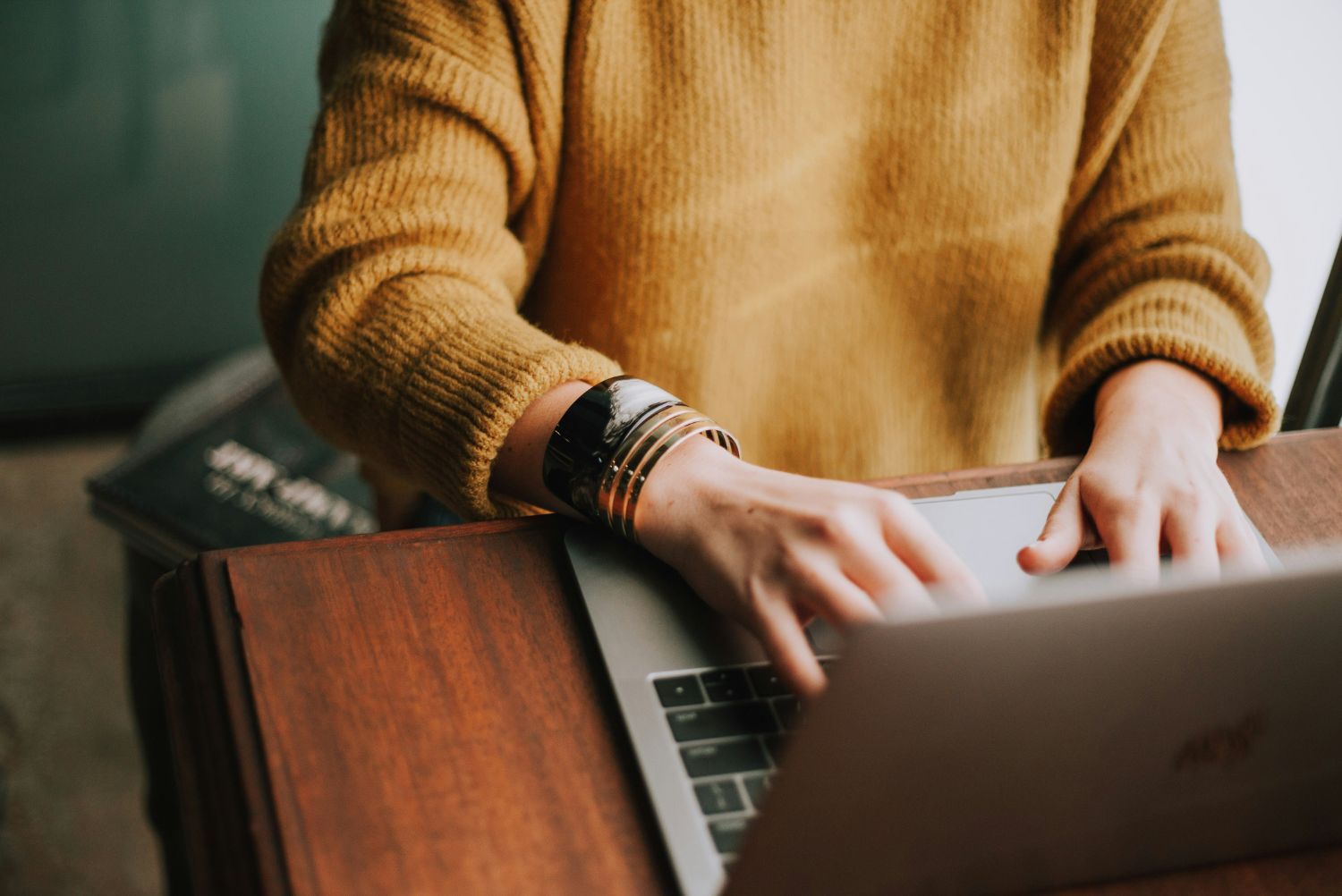Femme tapant sur son clavier