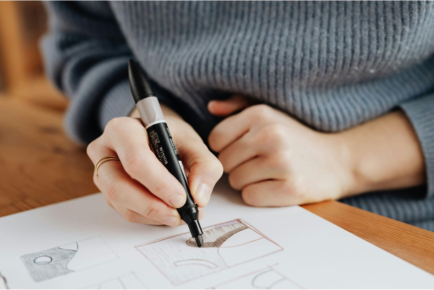 Mains utilisatrice dessine expérience