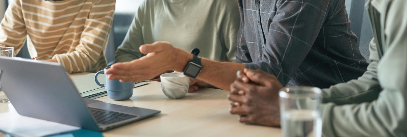 Mains de personnes devant un ordinateur