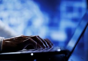 Mains sur un clavier d'ordinateur