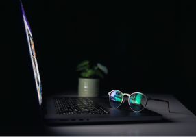 lunettes de vue et ordinateur portable dans le noir