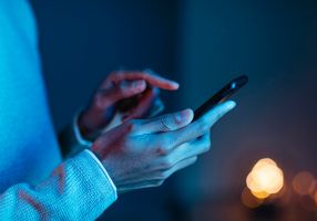 Personne tapant sur un smartphone