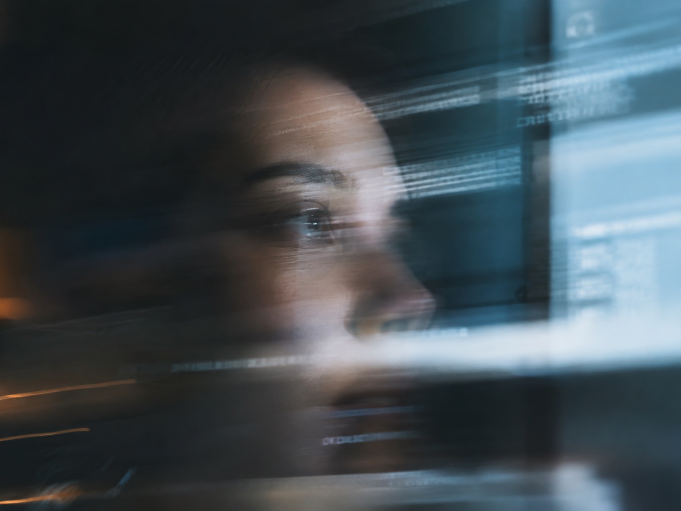 Portrait de profil d'une femme face à un écran, son visage superposé à des lignes de code et des fenêtres de terminal