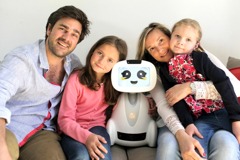 le robot français Buddy entouré d'une famille